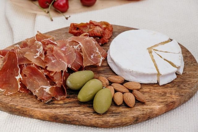 Plateau de charcuterie olives fromage